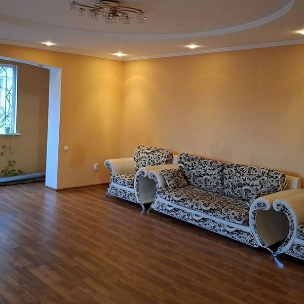 3-к. квартира, 138 м², 2/4 эт.